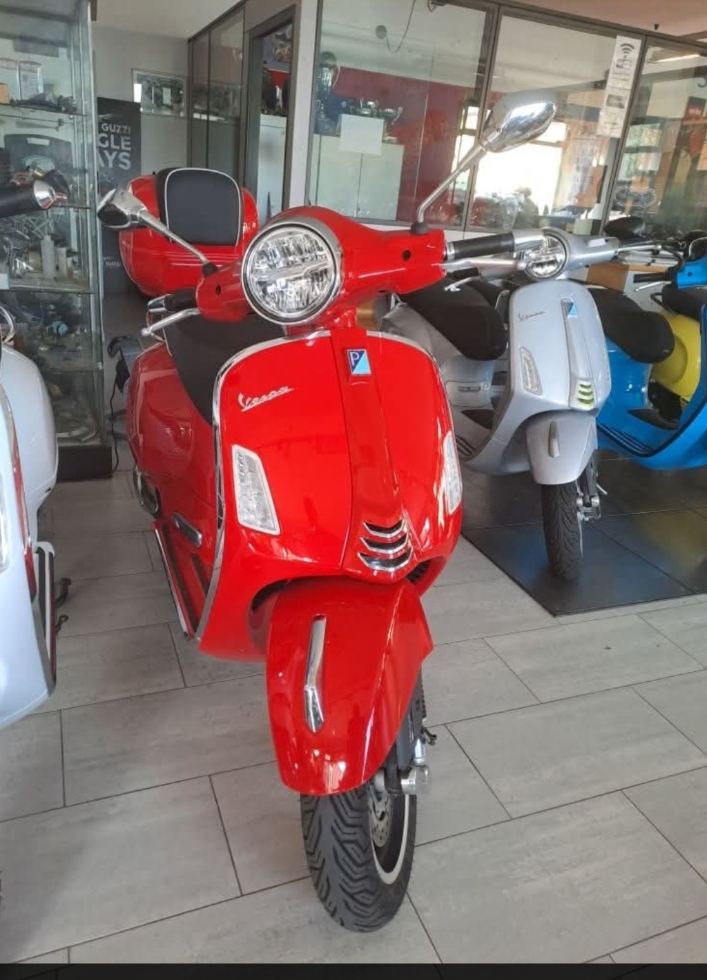 Vespa GTS 300 Super Hpe (2023) - 8a85576_1000371591fileminimizer.jpg