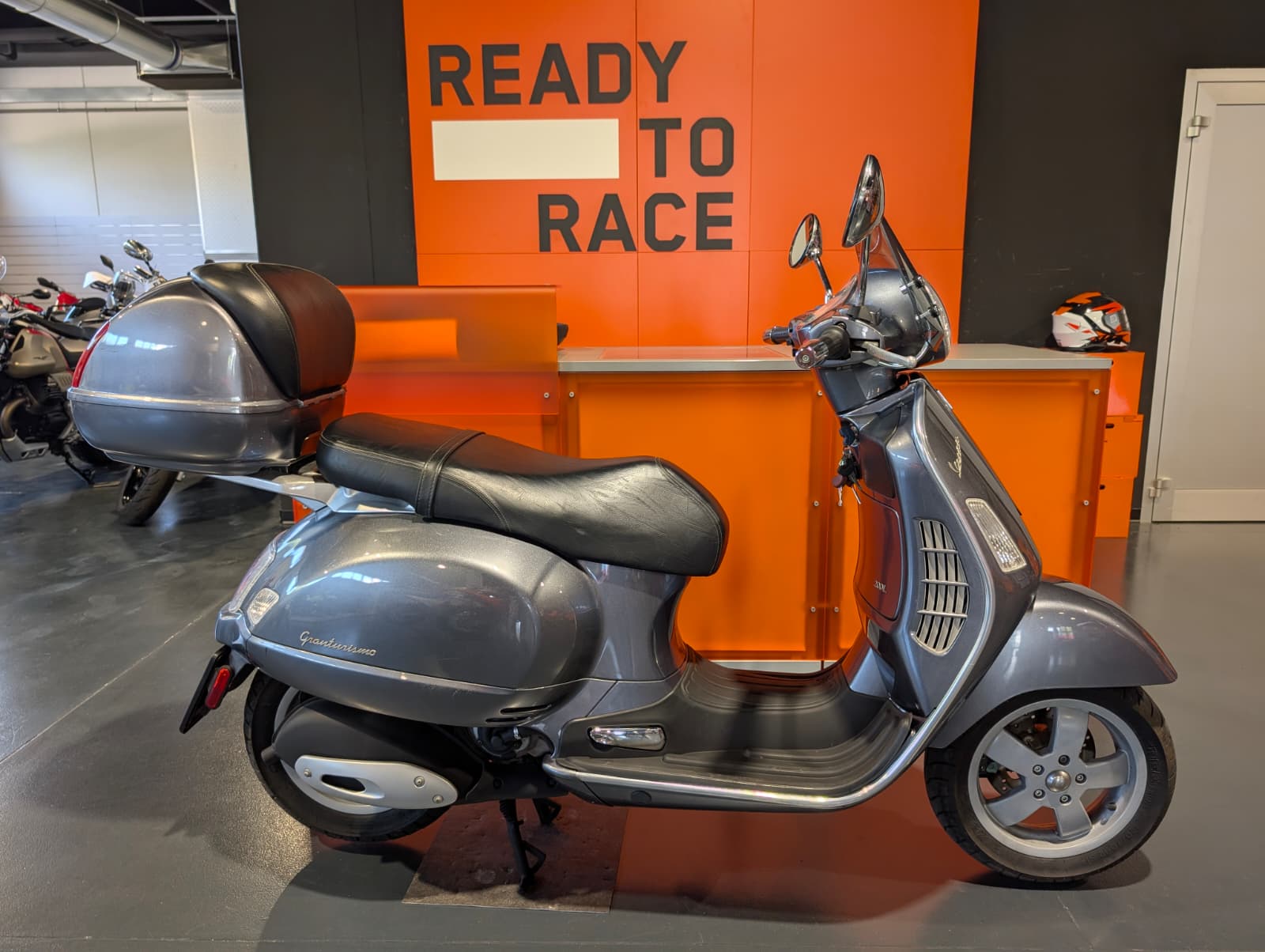 Vespa Granturismo 200